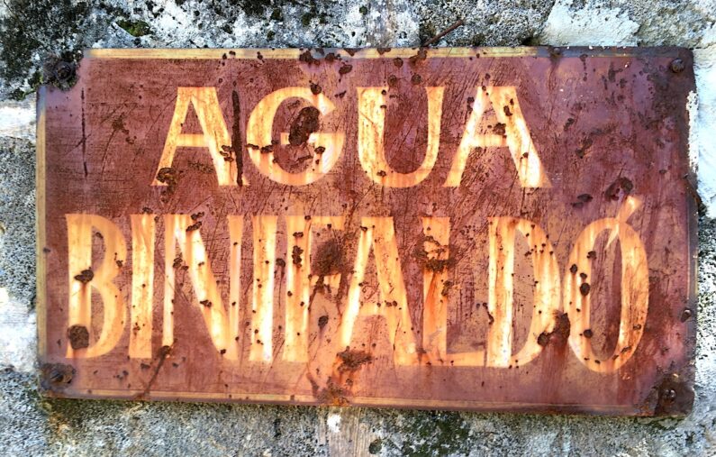 Agua Binifaldó er en nedlagt mineralvandsfabrik ved Llucklostret