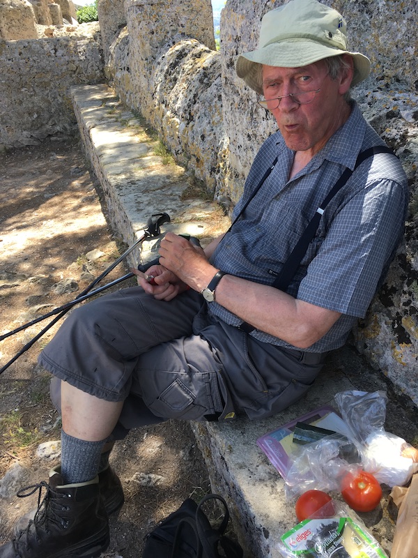 Mand spiser picnic på Puig de Maria ved Pollença